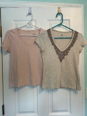 2-Pack Banana Republic Women's Malibu tee V-Neck Tops - Pink glitter dots & Tan